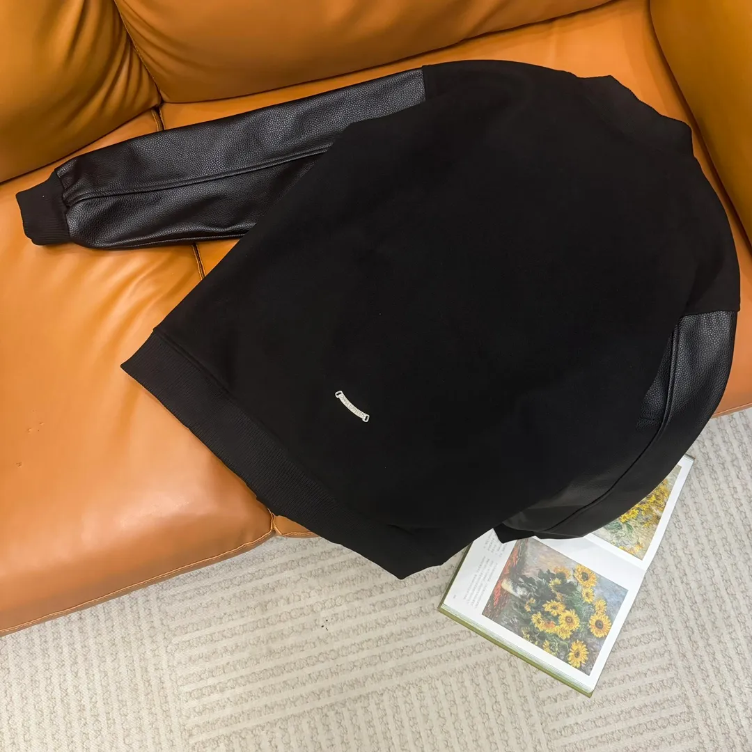 🅿️410 CH➡️Cro Xin 2024ss runway style baseball uniform jacket. I ordered the original model and it took a month to finally ship it. I love it so much. The upper body is really handsome. A blogger on Douyin said that LV's new products this year will become the future trend. If you look through street photos, you will find that celebrities regard it as a collectible jacket, a must-have item for men and women who want light luxury for commuting. Developing the highest version on the entire network, it took 1 month to customize and the cost was extremely high. The German imported flat-machine made custom-woven wool jacquard threads, using the first layer of imported lambskin. The pleated texture is unparalleled. It is hand-cut and meticulously crafted. The stitching position is very technical. Whether the whole garment is good or not depends on this position. Top-notch workmanship and details can stand the test. A full set of customized accessories, the letters are clear and perfectly restored without any difference. High-end atmosphere and full grade! The entire dress is exclusively customized with heavy craftsmanship. The towel patch embroidery is perfectly combined with craft embroidery and precise stitching! Absolute craftsmanship quality!